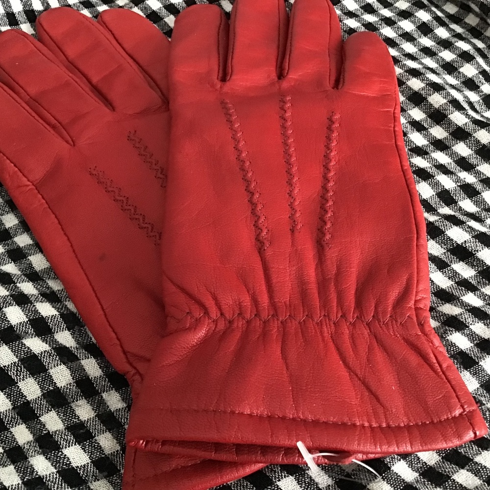 Butter soft red leather gloves..no wear I can see!